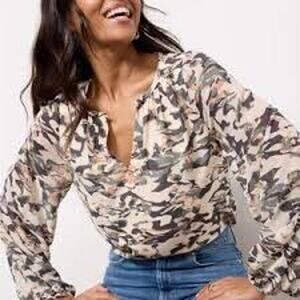 Evereve longsleeve abstract print blouse split neck Women's size small